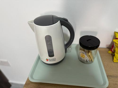 Příslušenství pro přípravu čaje a kávy v ubytování Chill master bedroom