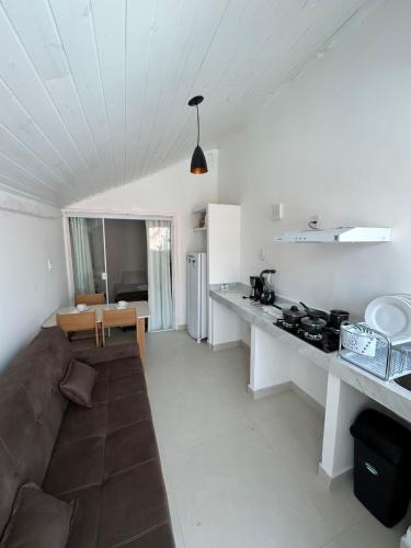 un salon avec un canapé et une cuisine dans l'établissement Gute Morro Villa Apartments, à Cairu