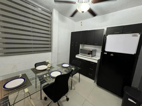 a small kitchen with a table and chairs and a counter at Excelente apartamento para 4 personas in Monterrey