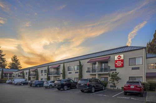 a building with cars parked in a parking lot at Best Western Plus Plaza by the Green in Kent