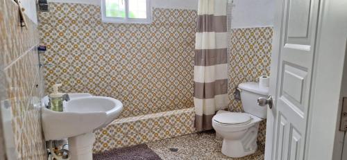 een badkamer met wastafel en toilet bij Relaxing and Serene Guest Room in Cancino