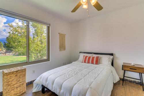 Ένα ή περισσότερα κρεβάτια σε δωμάτιο στο Mountain-View Escape Near Santa Ana Casino!