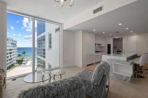 een grote woonkamer met uitzicht op de oceaan bij Chic Three-Bedroom Oceanfront Apartment with Stunning Views in South Palm Beach