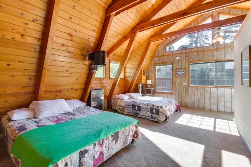 Postel nebo postele na pokoji v ubytování Play Golf and Unwind! Pine Mountain Lake Family Home