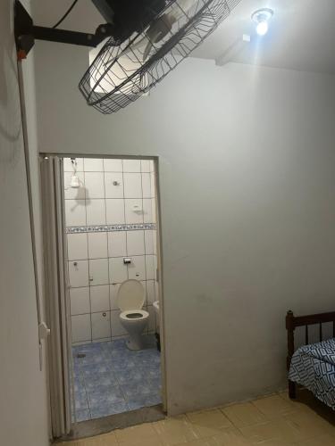 a bathroom with a toilet in a room at Hotel Automatiza no Centro da Cidade in Uberaba