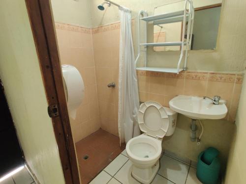 Ένα μπάνιο στο Hotel en Santa Ana