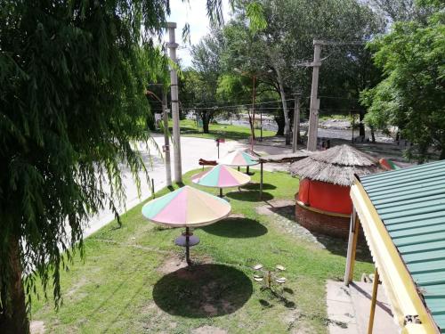 un groupe de parapluies posés sur l'herbe dans l'établissement Lodemarta, à Villa Carlos Paz