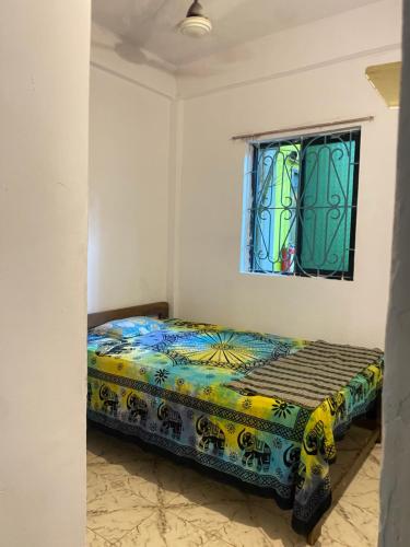 een bed in een kamer met een raam bij Messianic guest house in Arambol