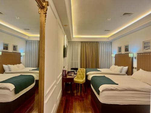 Postel nebo postele na pokoji v ubytování The Talbot Hotel