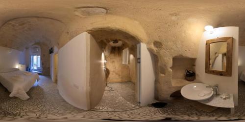een badkamer met wastafel en toilet in een kamer bij Il Carrubo residenza Walk&Stay in Matera