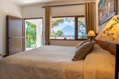 Postel nebo postele na pokoji v ubytování Hotel y Centro de Convenciones Jardines del Lago