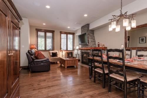 Una cocina y una sala de estar con mesa y sillas. en Woodwinds 22, en Mammoth Lakes