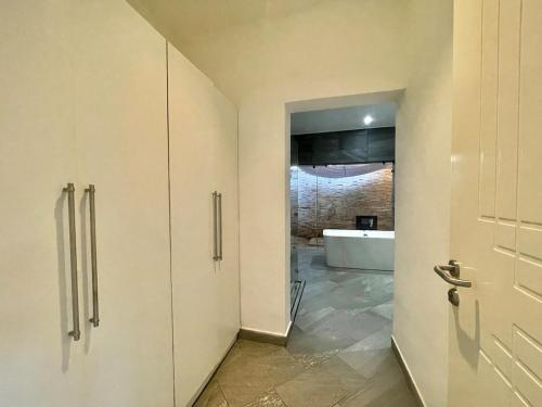 ディアニ・ビーチにあるAmber Villas Dianiのバスルーム(バスタブ付)、