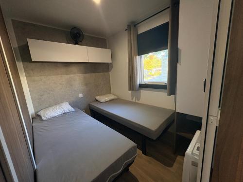 En eller flere senge i et værelse på Mobil-Home tout confort au Cap Ferret