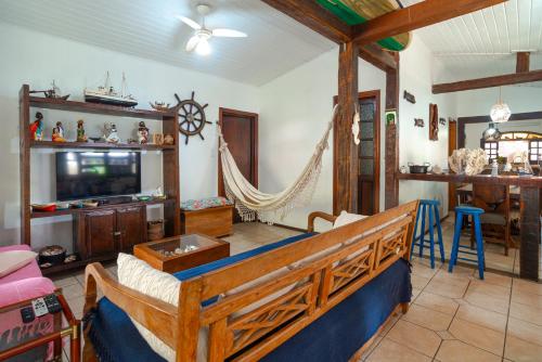 Televiisor ja/või meelelahutuskeskus majutusasutuses Casa Aconchegante ao Pé da Praia do Portinho