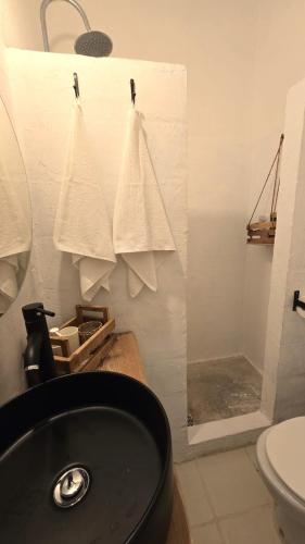 a bathroom with a black sink and a toilet at Villa Oliva São Pedro in São Pedro do Corval