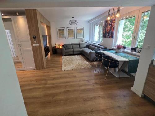 Deluxe Apartment with 2 Bedrooms and fireplace - PERFECT LOCATION - QUIET-NEW