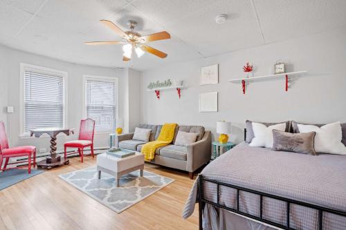 Khu vực ghế ngồi tại Spacious Open-Concept Studio Short-Midterm Stays