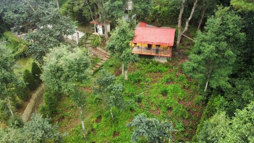 una vista aérea de una casa con techo rojo en Villa Josefina, en Santiago Sacatepéquez