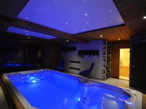 a large blue tub in a room with a ceiling at Chalet de Luxe 5* au Pied des Pistes pour 15 pers. avec Spa et Sauna - FR-1-267-308 in Villarembert