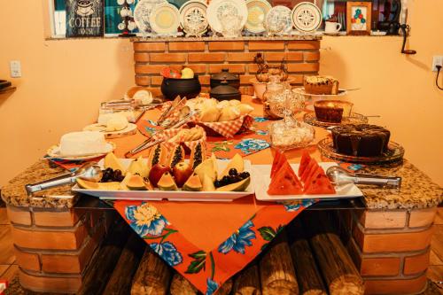 - une table avec un buffet de plats dans l'établissement Pousada Recanto dos Pássaros, à Visconde de Mauá