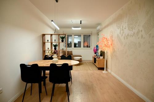 a dining room with a table and chairs at Hanan Apartmani in Novi Pazar
