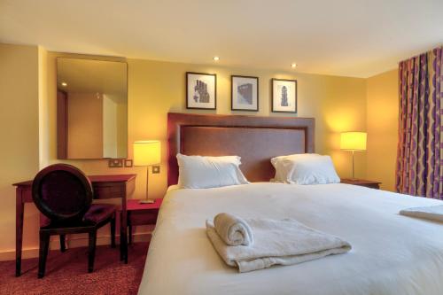 Postel nebo postele na pokoji v ubytování Manchester Airport Hotel by Belvilla