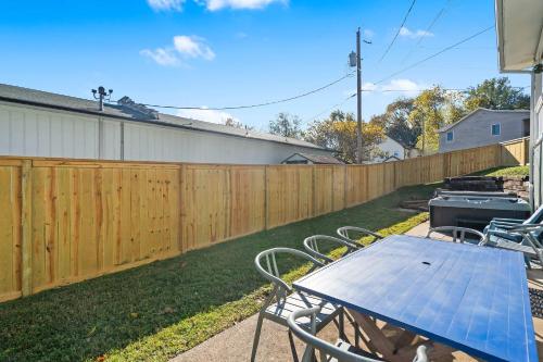 une terrasse avec une clôture en bois et une table bleue dans l'établissement Branson Downtown Beauty - 4 BDR Home Sleeps 15, à Branson