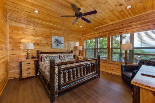 Un dormitorio con una cama y un ventilador de techo. en Majestic View, en Williamsburg