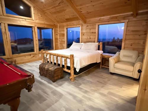 1 dormitorio con 1 cama y 1 silla en una habitación con ventanas en Savannah Smiles, en Williamsburg