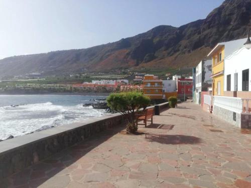 eine Straße mit Meer- und Bergblick in der Unterkunft Live La Caleta Mar de plata 14 in Caleta de Interián