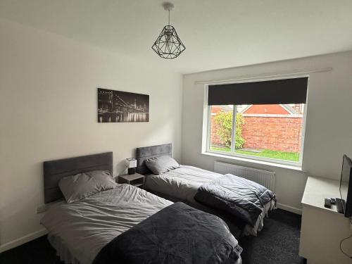 セント・アンズ・オン・ザ・シーにあるBeach Side Bungalowの窓のある寝室にベッドが2つある