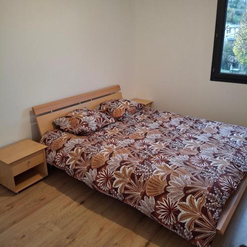 ein Schlafzimmer mit einem Bett und einem Nachttisch in der Unterkunft Villa de la trêve in Malleval