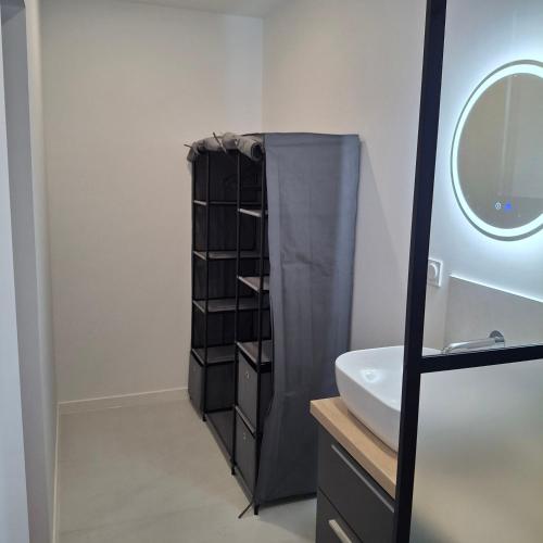 ein Badezimmer mit Dusche und Waschbecken in der Unterkunft Villa de la trêve in Malleval