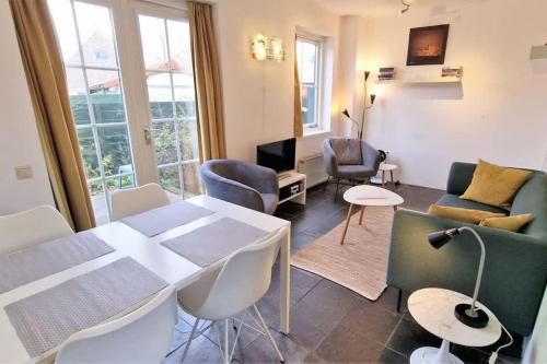 ドンブルグにあるHello Zeeland - Westweg 9Bのテーブルとソファのあるリビングルーム
