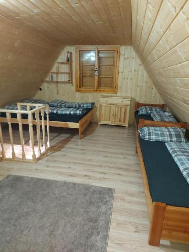 Habitación con 2 camas y escalera. en Chata u Zbojníka, en Oravský Podzámok