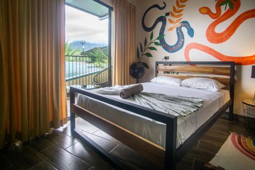 フォルトゥナにあるArgdivan Hostelの壁画が施された部屋のベッド1台