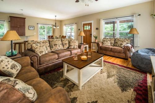 Posezení v ubytování River Rock Cabin - Comfortable, Private Home with King Beds & Mountain Views