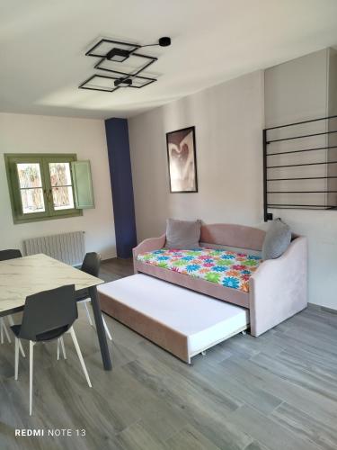 een woonkamer met een bank en een tafel bij Il Paese delle Vacanze by Elisa in Omegna