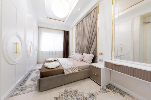 Un dormitorio con una cama y una ventana grande en 7 Star Apartments, en Tashkent