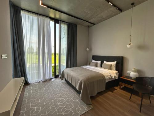 Stantsiya KachretiVilla 39, Kachreti Ambassadori Golf Resort的一间配有大床和大窗户的卧室