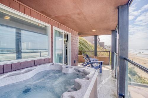 リンカーンシティにあるBeachfront Manor Hotelの海の景色を望む家のホットタブを利用できます。