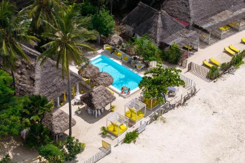 uma vista aérea de um resort com piscina em ZAN Beach Hotel em Bwejuu