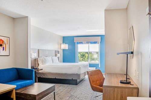 een hotelkamer met een bed en een bank bij Holiday Inn Express and Suites Saint Augustine North by IHG in St. Augustine