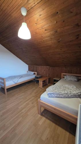 Ένα ή περισσότερα κρεβάτια σε δωμάτιο στο Duplex stan u Beogradu