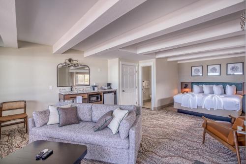 リンカーンシティにあるBeachfront Manor Hotelのソファとベッドのあるリビングルーム