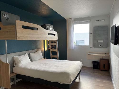 a bedroom with a bunk bed and a window at ibis Budget Le Treport Mers Les Bains in Mers-les-Bains