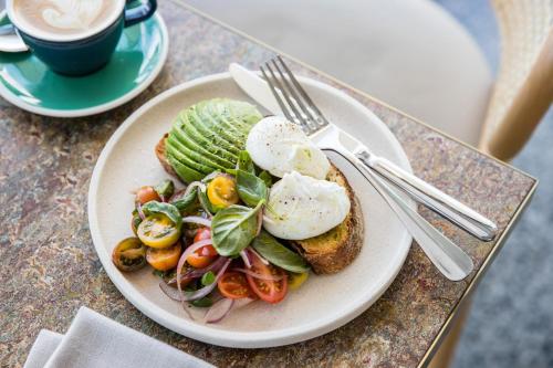 サウスレイクにあるThe Westin Dallas Southlakeの卵、野菜、コーヒーを盛り合わせた料理