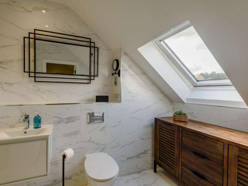 a bathroom with a sink and a mirror at 4 Bed in Bradwell 89431 in Bradwell