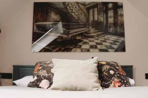 a bedroom with a bed with a picture of a piano at Loft urbain style Brooklyn in Profondeville